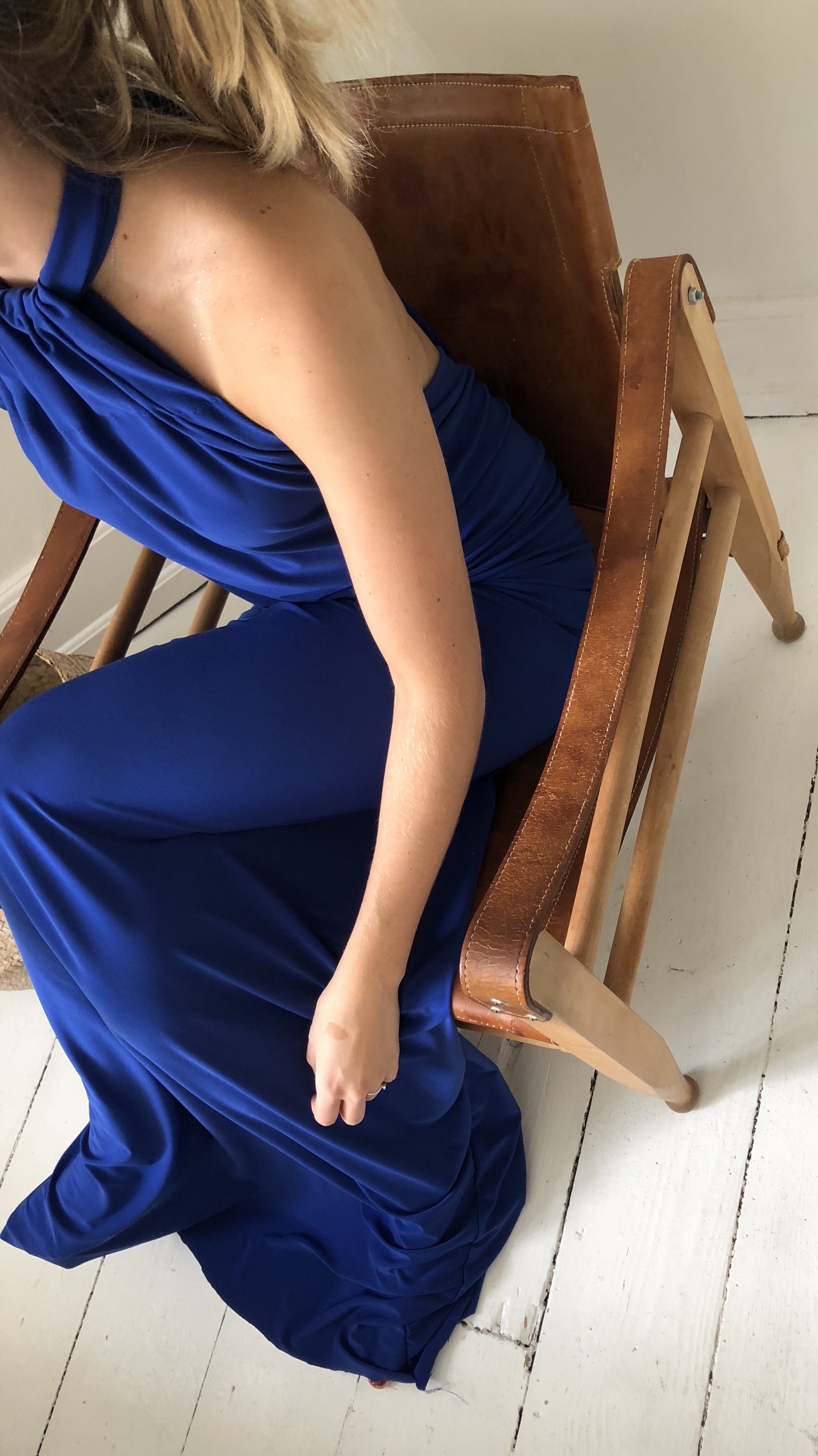 Designer Lang kjole m tørklæde og dyb ryg, electric blue - Festkjoler fra AND JAKE